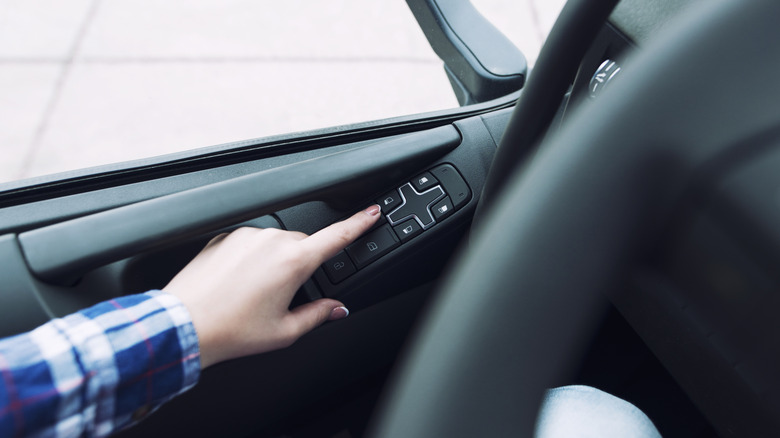 Нажатие на кнопку окна пальца в их машине