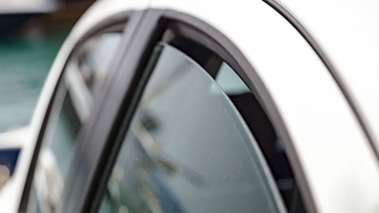 Частично потрескалось окно открытого автомобиля в течение дня