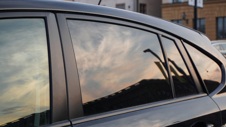 Крупным планом задних автомобилей