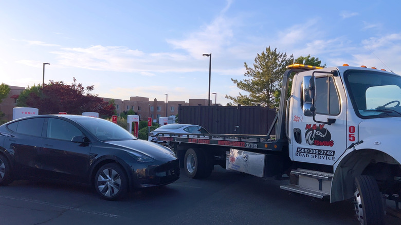 Автомобиль Tesla собирается буксировать