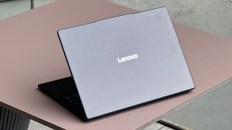 Lenovo Laptop Solar на столе