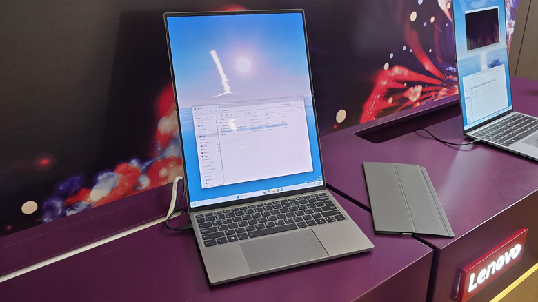 Концепция ноутбука Lenovo на столе