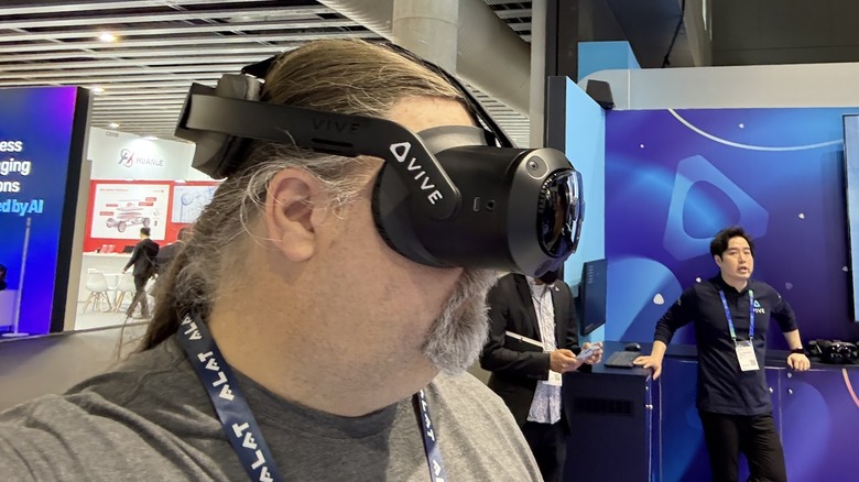 Мужчина носит и htc vive