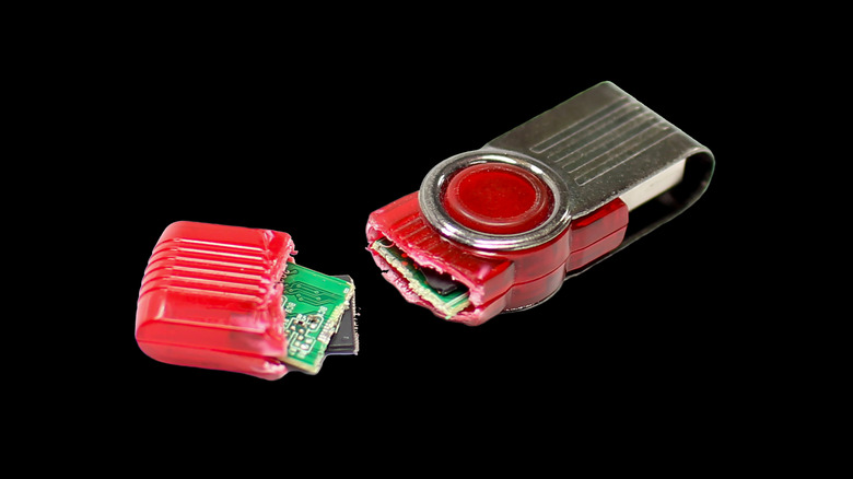 Сломан USB -диск на черном фоне