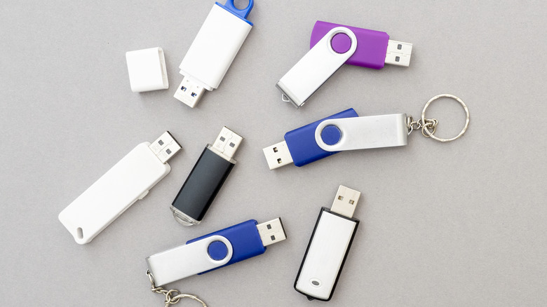 Ассортимент старых USB -флеш -дисков