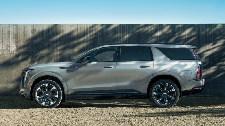 Cadillac Escalade IQL View со стороны водителя