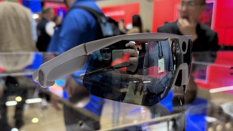 Bleequp Ranger очки на стеклянном столе