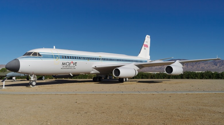 Convair 990 в грязном поле