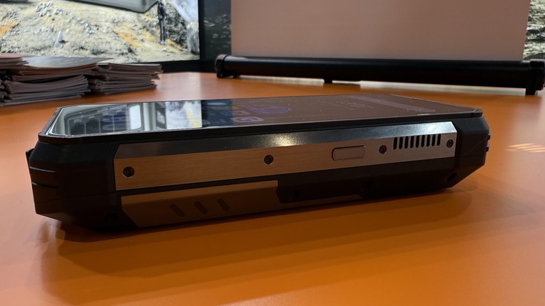 Телефон Oukitel на столе