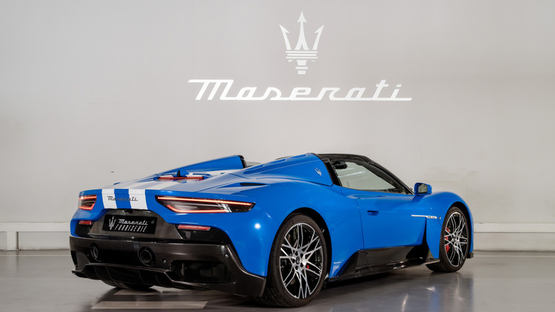 Maserati Mc20 сзади вид
