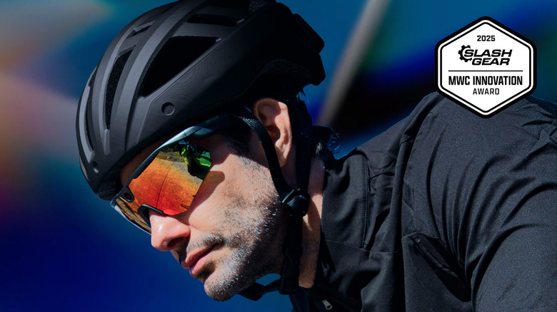 Человек, носящий умные очки Bleequp Ranger