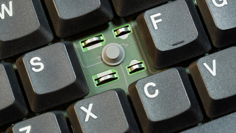 Отсутствует крышка для клавиатуры