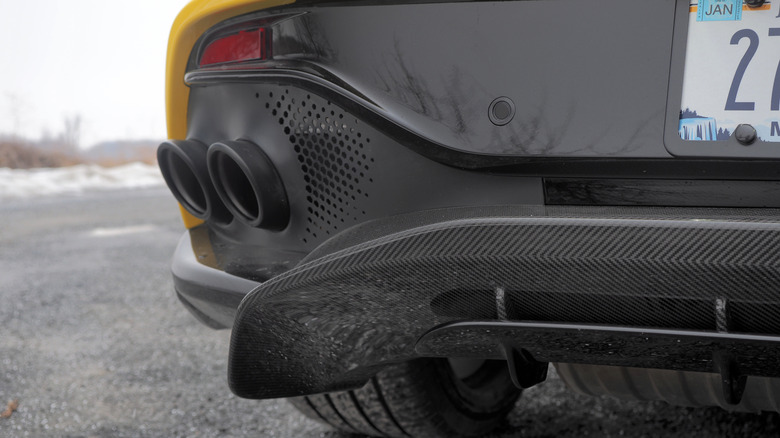 2025 Aston Martin DBX707 Задний диффузор и хвостовые трубы