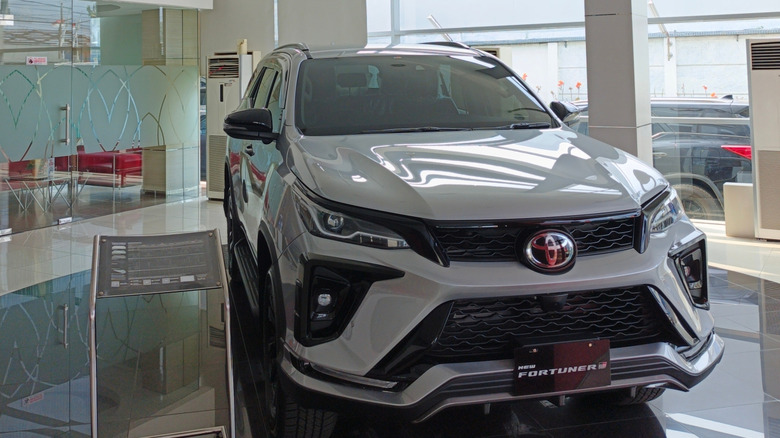 Новая Toyota Fortuner выставлена ​​на дилерском центре