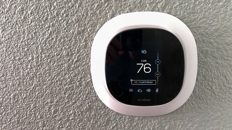 Ecobee Smart Thermostat, установленная на стене