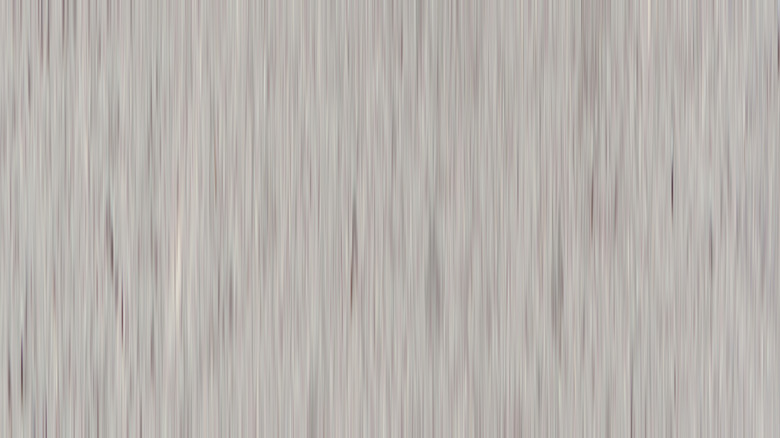 Задняя часть прицепа с полуоткрытием показывает маленькую дверь