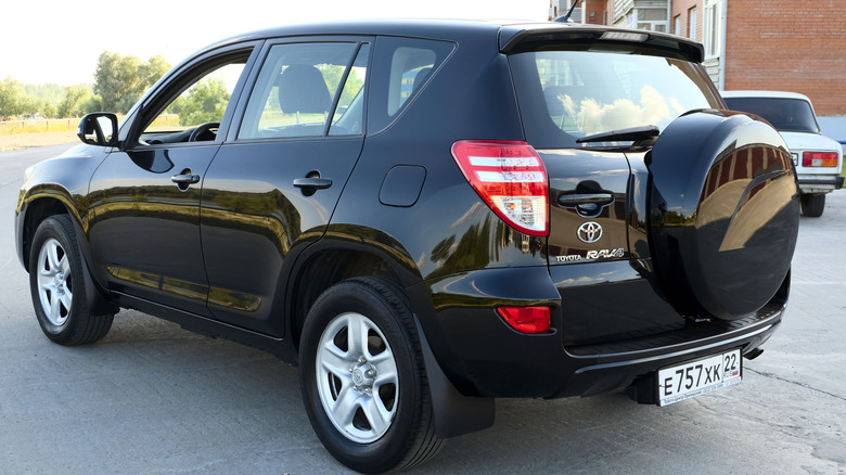 Черная Toyota Rav4 2012 года, сфотографированная сзади