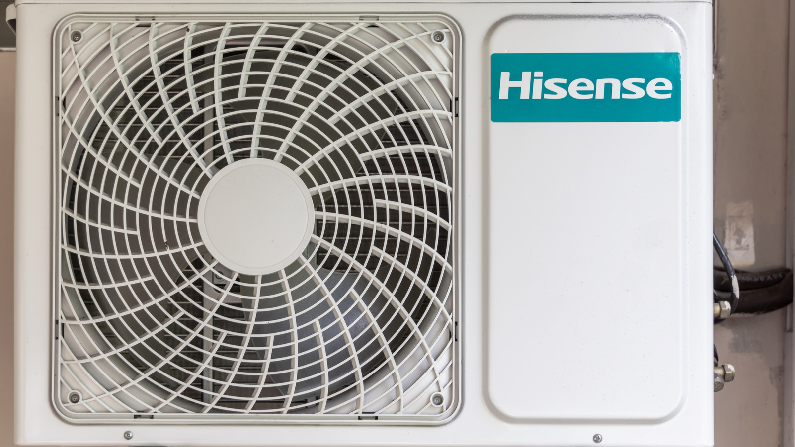 Какая компания делает портативные единицы AC Hisense и где они построены?