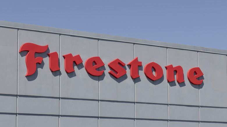 Firestone Marquee на фасаде здания