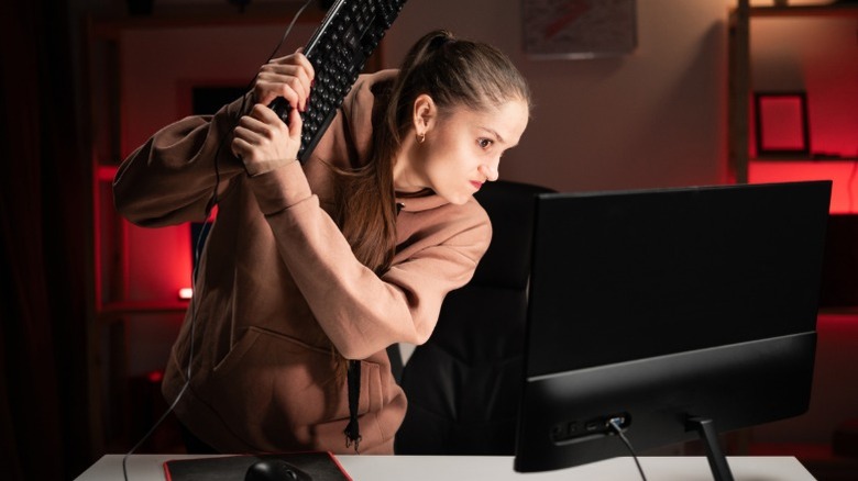 Человек злится на компьютер