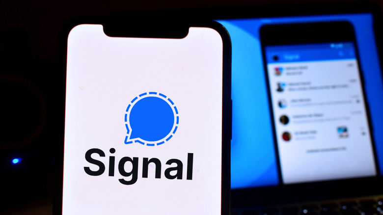 Иллюстрация приложения Signal Chat на телефоне.