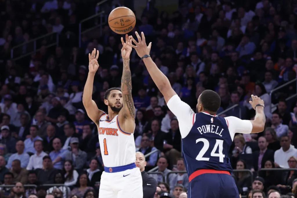 Распределение разыгрывающего Кламса Кэм Пейн выходит рано с растяжением голеностопного сустава