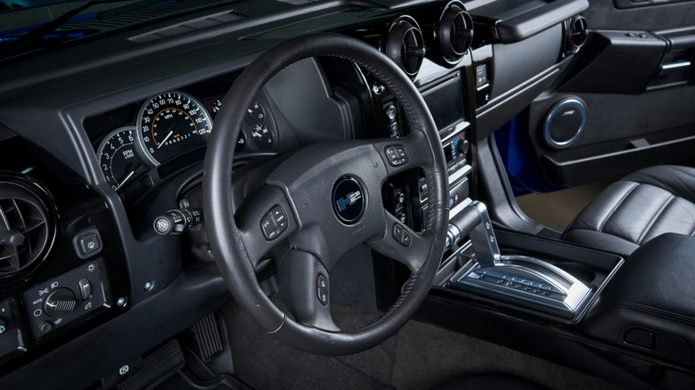 Интерьер Hummer H2, темный фон, сторона водителя