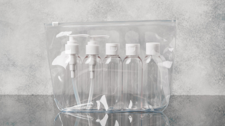 Пять контейнеров размера движения внутри прозрачного пластикового пакета