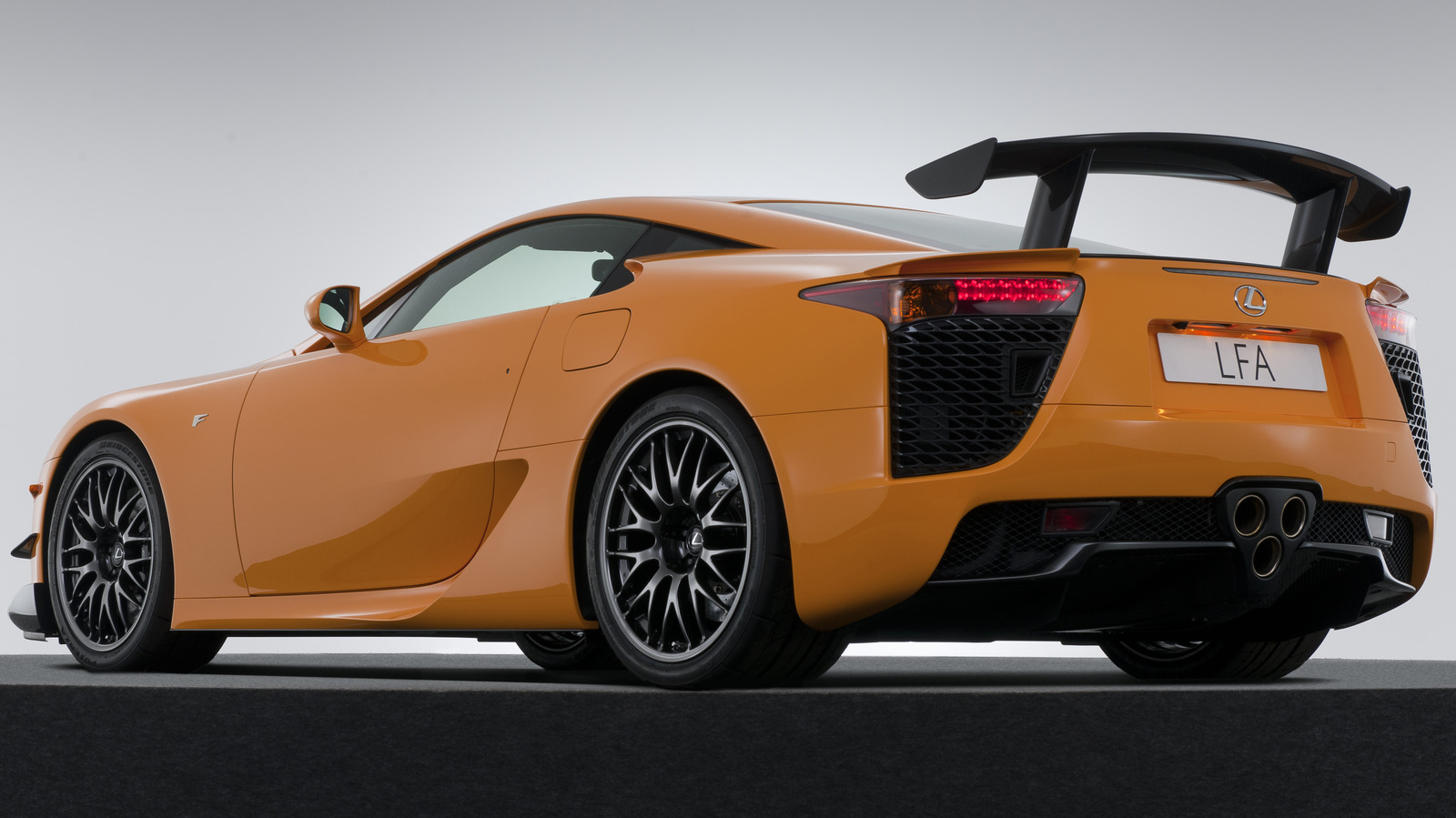 Почему LEXUS LFA такой дорогой?