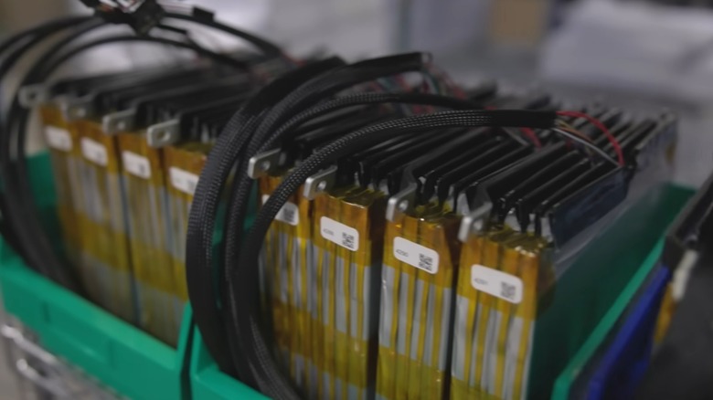 Батареи натрия подряд.