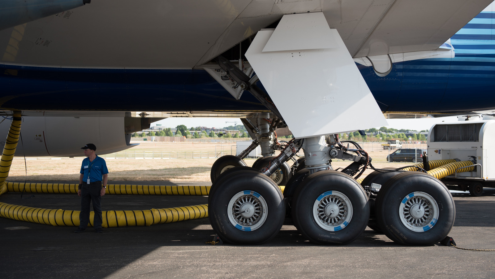 Причина, по которой шины самолетов заполнены азотом