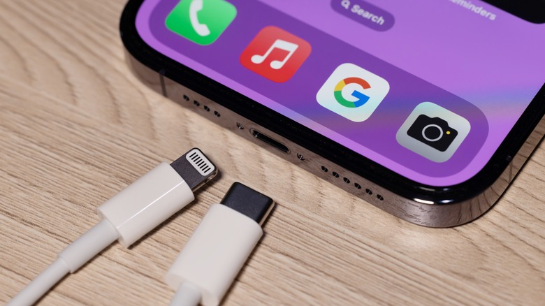 iPhone с кабелем с разъемом Lightning на одном конце и разъемом USB-C на другом конце