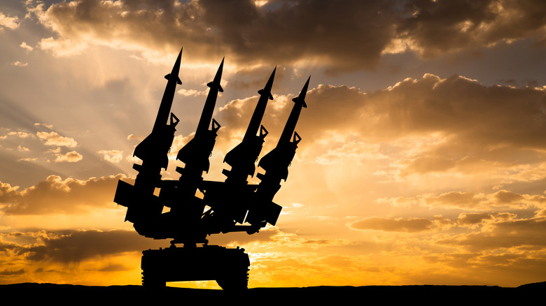 Зенитные ракеты с заходящим солнцем на заднем плане