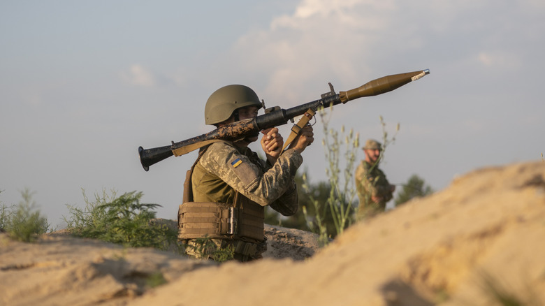 Солдат, держащий ракетный гранатомет
