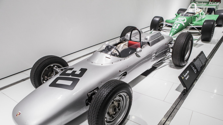 1962 Porsche 804 CAR Formula 1 на выставке, передний левый вид с уровня глаз
