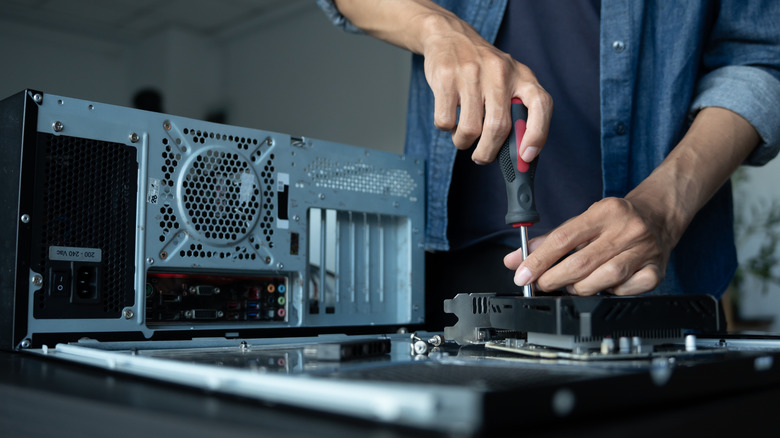 Человек, работающий над компонентами ПК