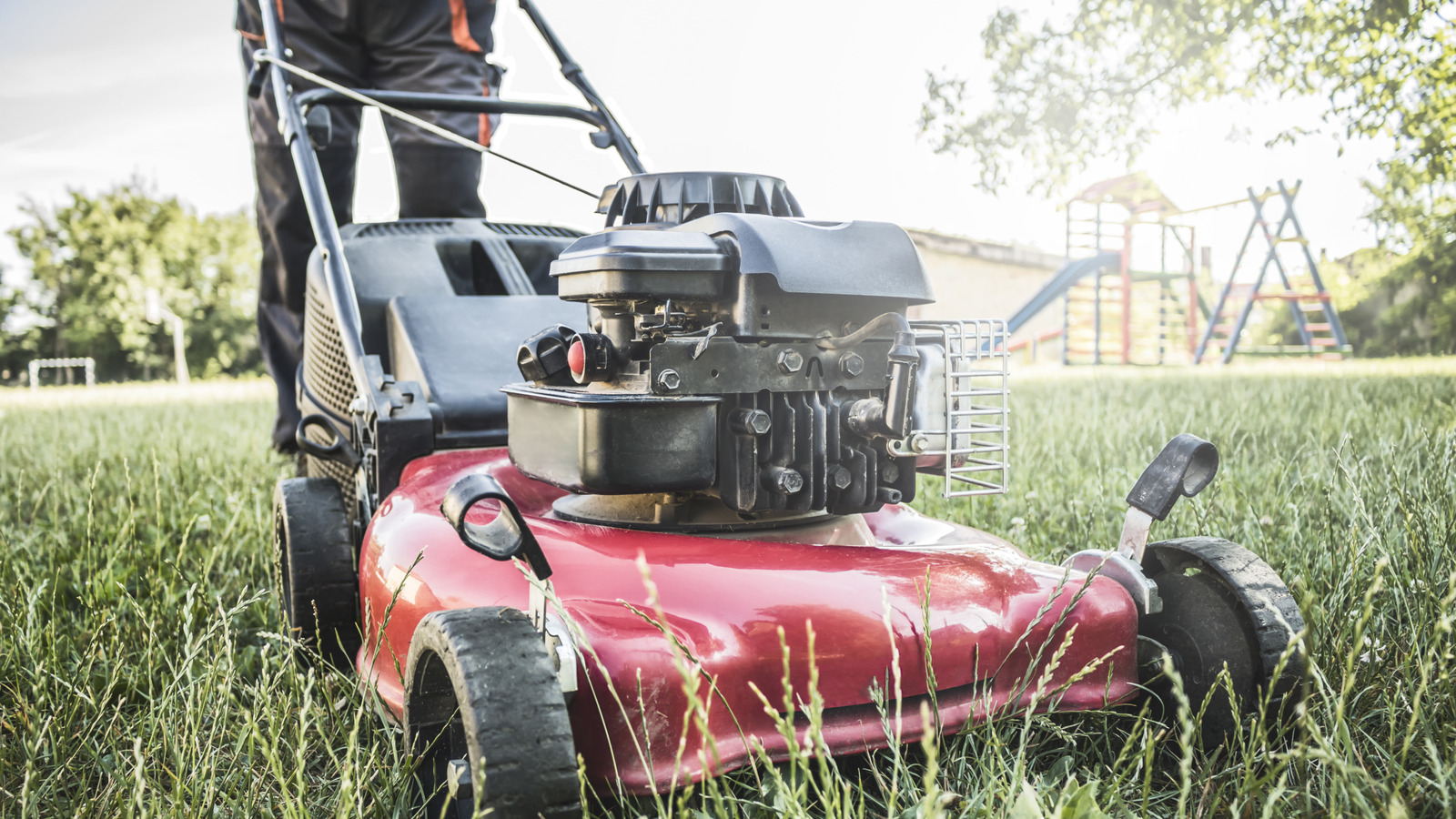 Каково калифорнийский запрет на небольшие газовые двигатели и какие машины затронуты?