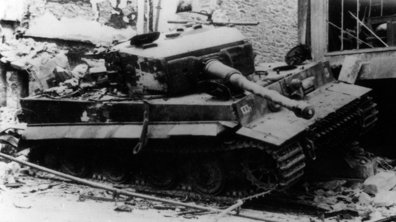 Разрушенный немецкий танк Tiger I вдоль дороги во время Второй мировой войны.