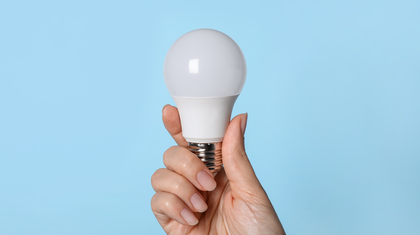 Почему светодиодные луковицы светятся при выключении?