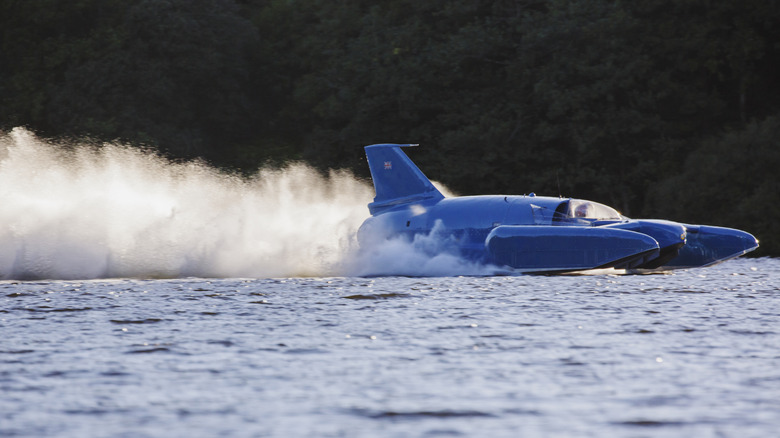 Bluebird K7 Моторная лодка на воде