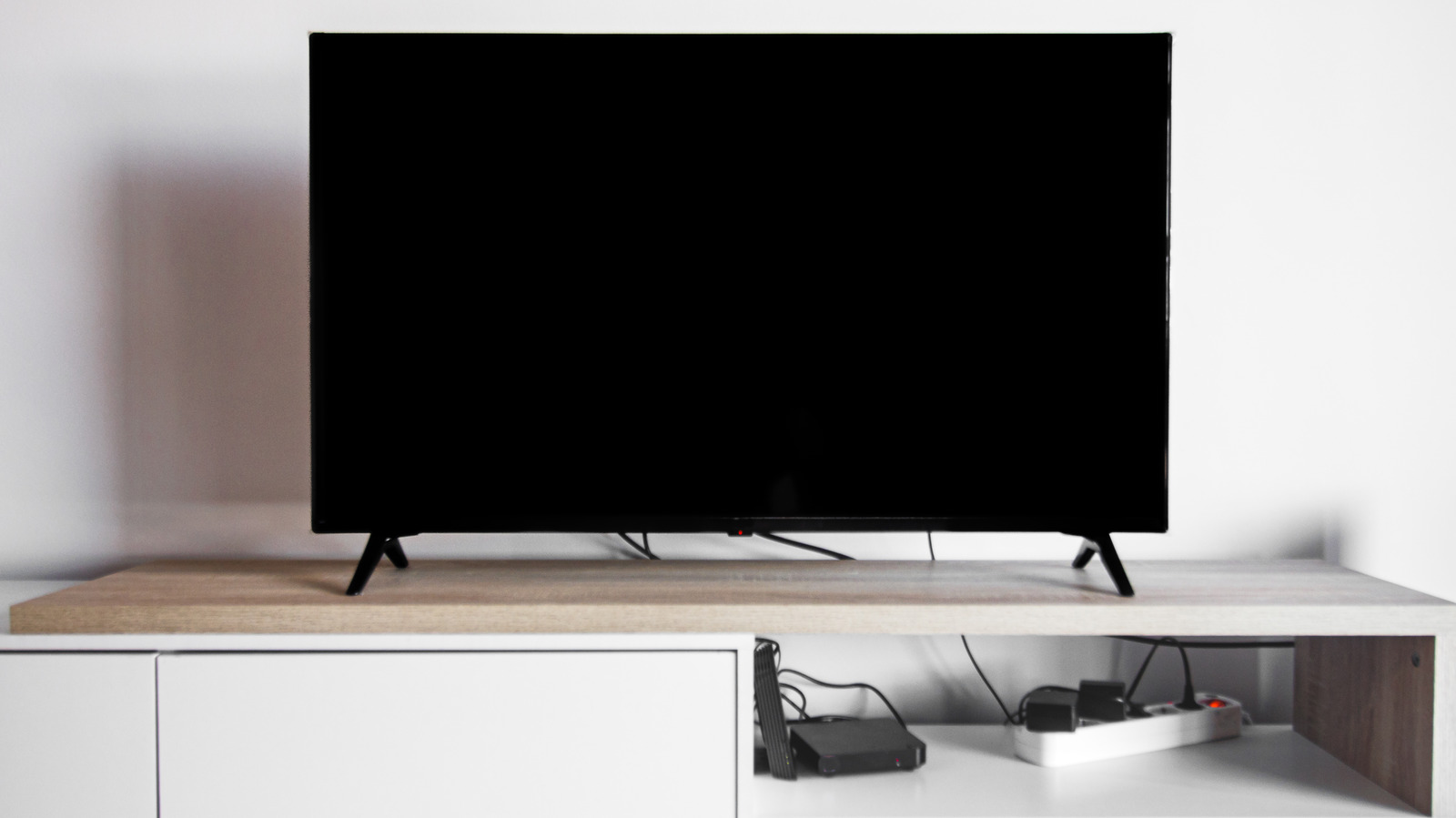 Должны ли вы подключить свой телевизор к защите от всплеска?