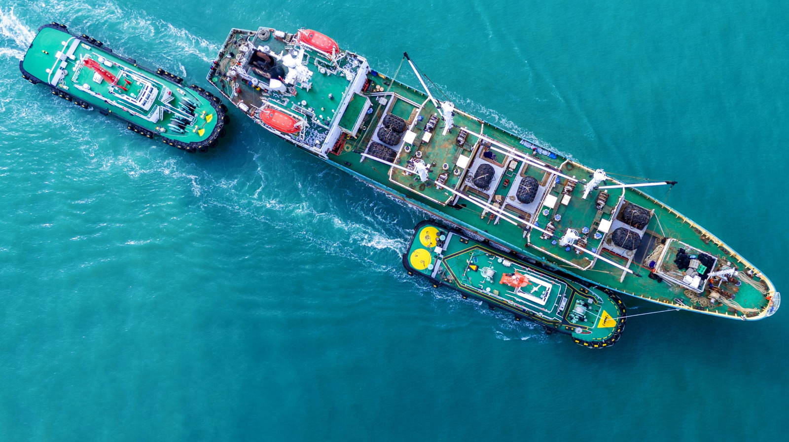 Почему буксиры сидят так низко в воде?