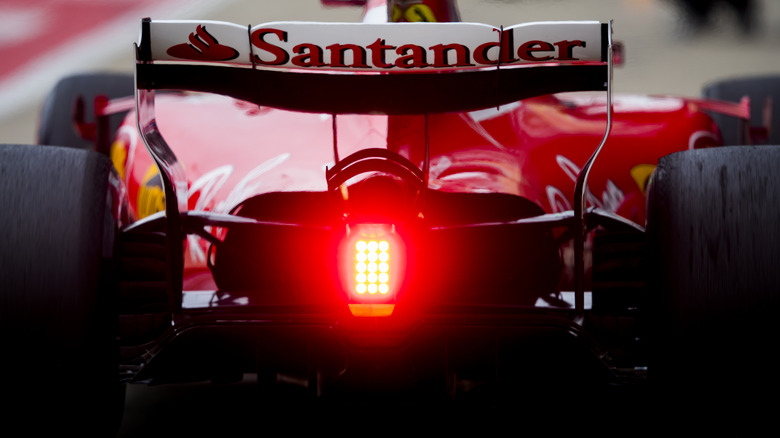 Автомобиль Ferrari F1 с задним освещением