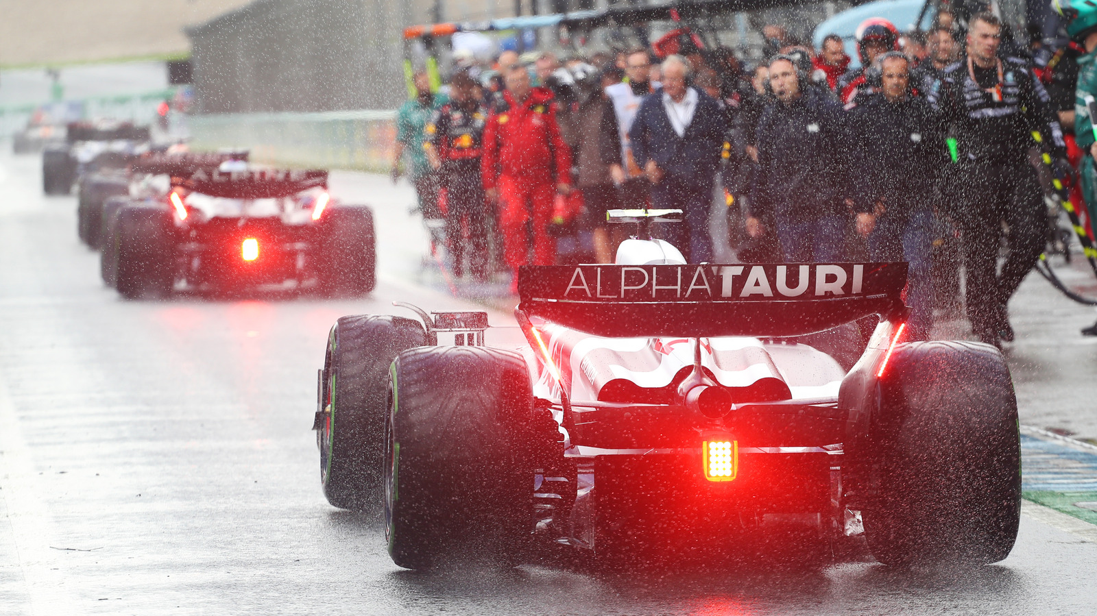 Для чего предназначен красный мигающий свет в задней части автомобиля F1?