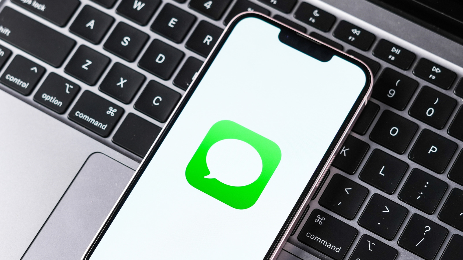 Вот почему имя контакта становится красным на imessage