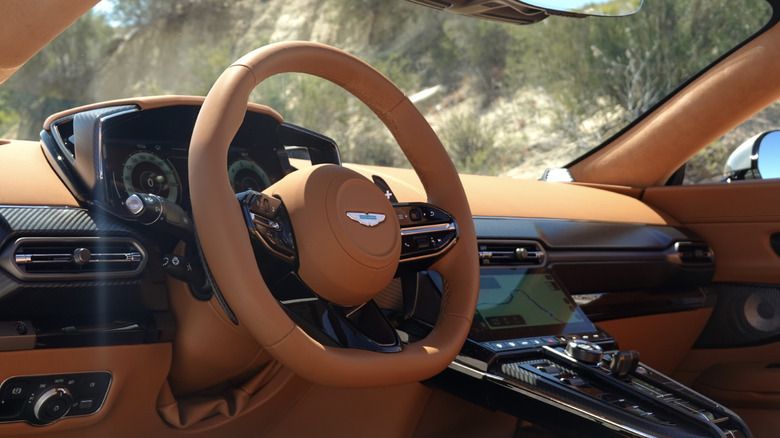 2026 Aston Martin Vantage Roadster рулевое колесо и детализация приборной панели