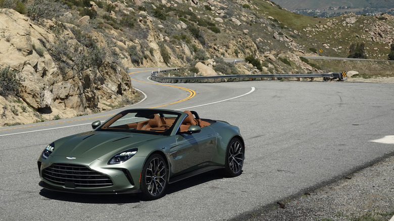 2026 Aston Martin Vantage Roadster Front Три четверти на горной дороге