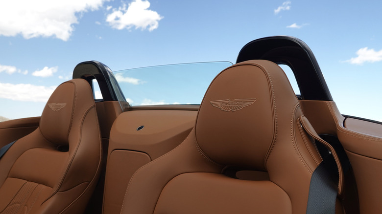 2026 Aston Martin Vantage Roadster Headrest и рулонные обручи детали