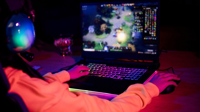 Человек играет на ноутбуке