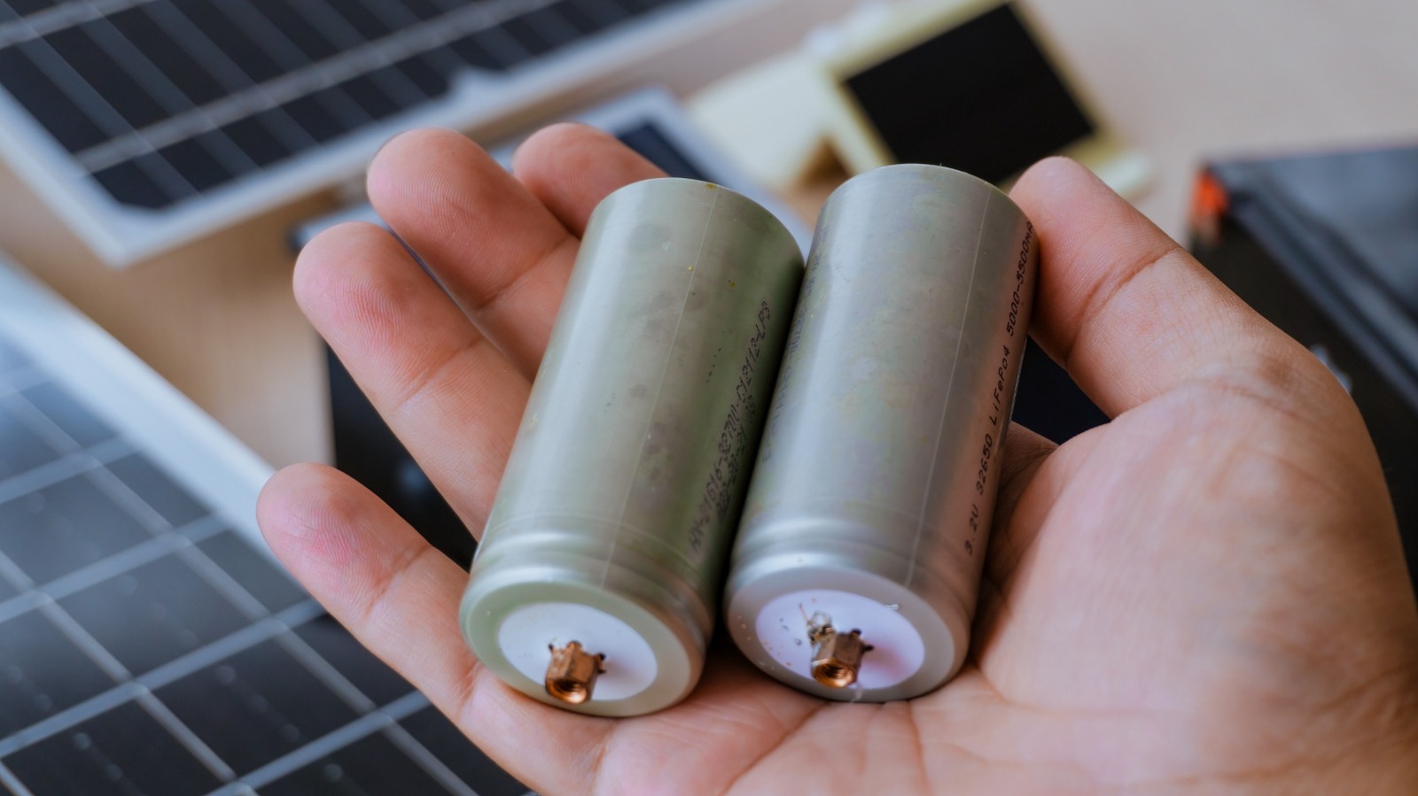 Каковы различия между литий-железо-фосфатом и литий-ионными батареями?